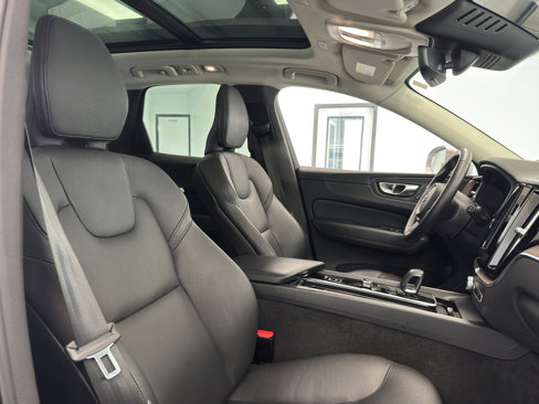 Used 2023 Volvo XC60 B5 Plus image 35