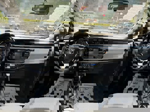 Used 2016 Toyota Corolla image 13
