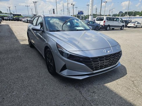 Used 2023 Hyundai Elantra SEL image 2