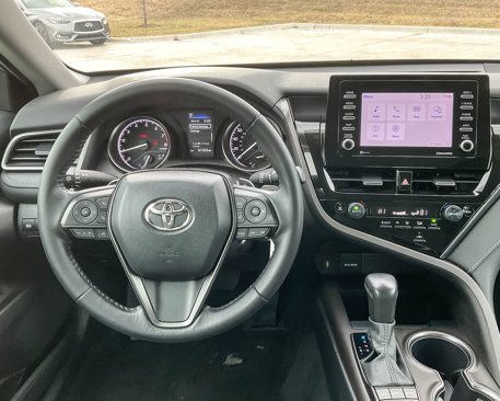 Used 2022 Toyota Camry SE image 11