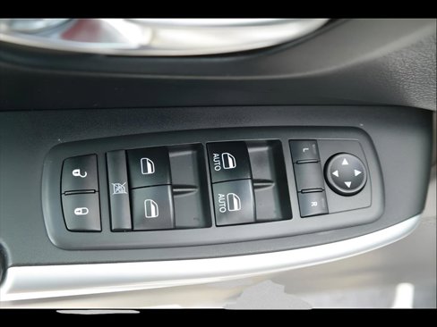 Used 2018 Jeep Cherokee Latitude Plus w/ Cold Weather Group image 12