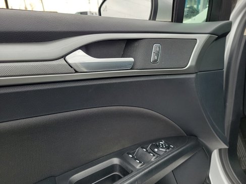 Used 2019 Ford Fusion SE image 18