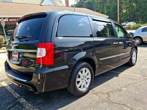 Used 2016 Chrysler Town & Country Touring image 6