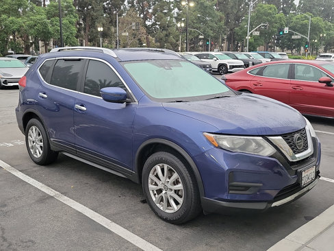 Used 2020 Nissan Rogue SV image 3