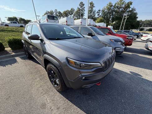Used 2019 Jeep Cherokee Trailhawk image 3