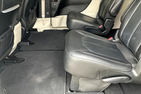 Used 2019 Chrysler Pacifica Touring-L Plus w/ Tire & Wheel Group image 16