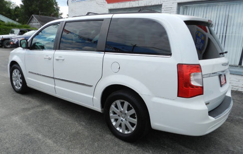 Used 2014 Chrysler Town & Country Touring image 8