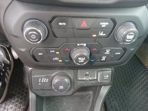 Used 2023 Jeep Renegade Latitude image 34