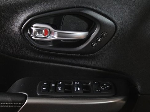 Used 2019 Jeep Cherokee Limited w/ Technology Group image 27