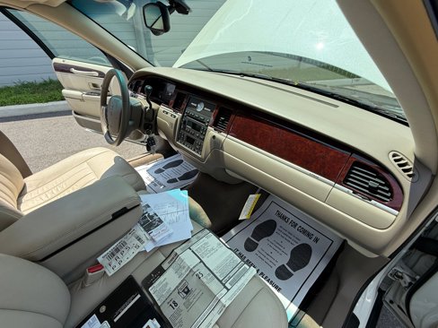 Used 2005 Lincoln Town Car Signature image 22