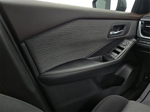 Used 2022 Nissan Rogue SV image 17