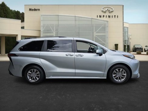 Used 2023 Toyota Sienna XLE image 3