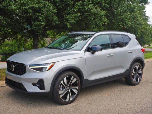 Used 2025 Volvo XC40 B5 Plus image 1