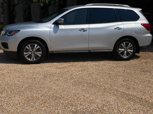 Used 2018 Nissan Pathfinder SV w/ SV Tech Package image 3