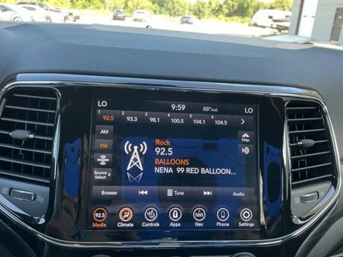 Used 2021 Jeep Grand Cherokee Laredo X image 22