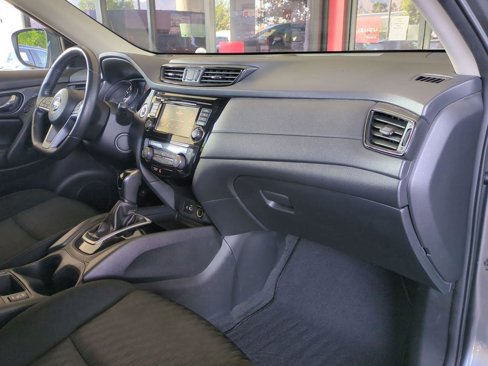 Used 2018 Nissan Rogue SV image 19