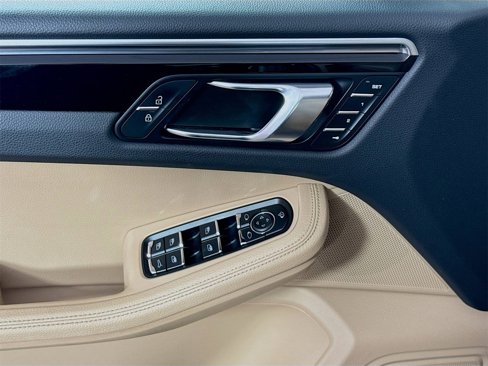 Certified 2022 Porsche Macan image 15