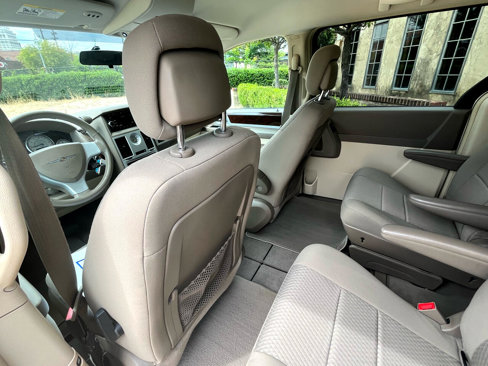 Used 2010 Chrysler Town & Country Touring image 40