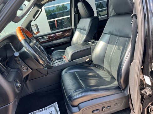 Used 2017 Lincoln Navigator Select image 26