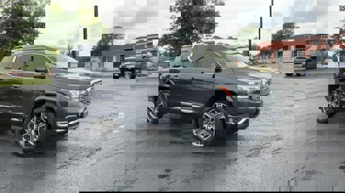 Used 2018 GMC Acadia Denali image 2