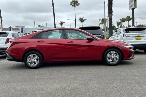 Used 2025 Hyundai Elantra SE image 3
