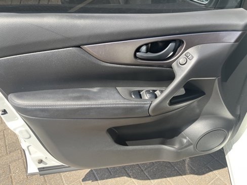 Used 2020 Nissan Rogue Sport S image 18