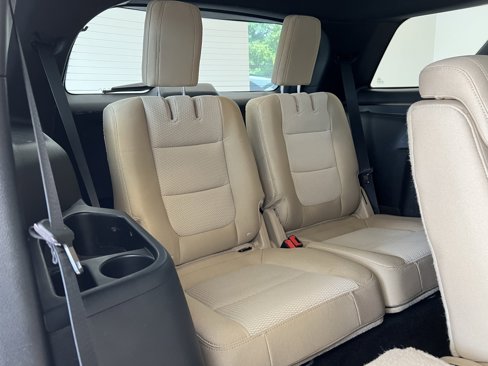 Used 2017 Ford Explorer XLT image 37