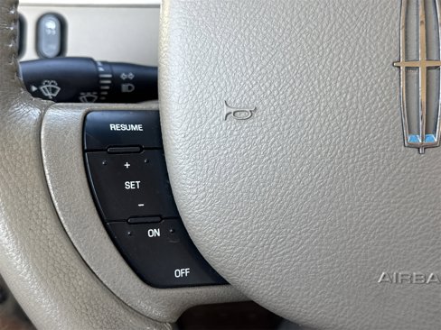 Used 2006 Lincoln Town Car Signature image 18