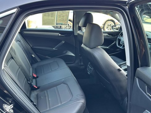 Used 2021 Volkswagen Passat 2.0T SE image 11