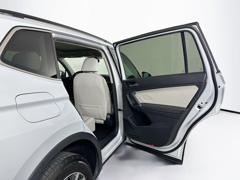 Used 2018 Volkswagen Tiguan SE w/ Panoramic Sunroof Package image 29
