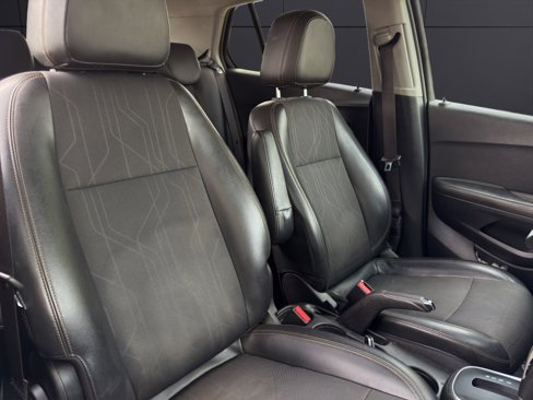 Used 2018 Chevrolet Trax LT w/ LT Convenience Package image 14