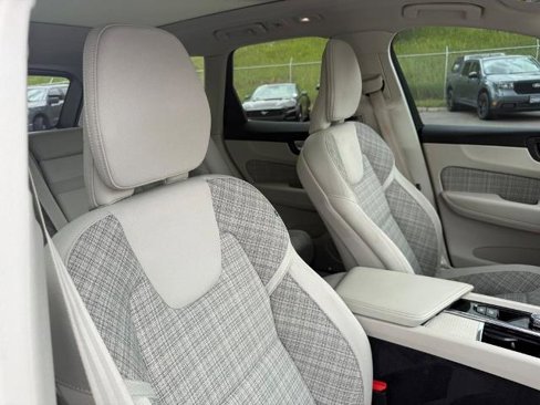 Used 2022 Volvo XC60 B5 Momentum image 27