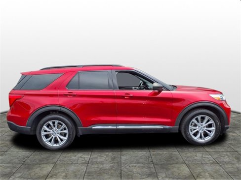 Used 2020 Ford Explorer XLT w/ Equipment Group 202A image 2