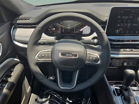 New 2025 Jeep Compass Latitude image 17