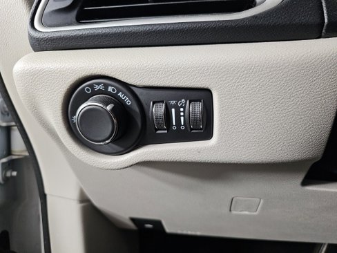 Used 2023 Chrysler Voyager LX image 20