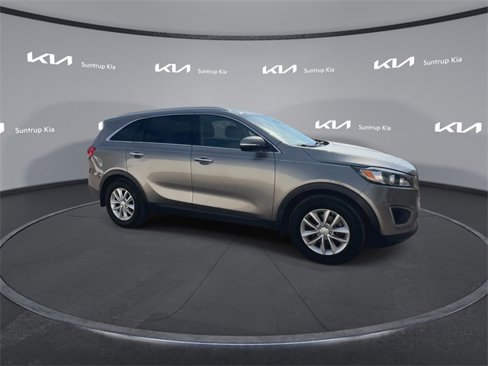 Used 2017 Kia Sorento LX w/ LX Convenience Package image 24