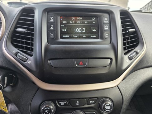 Used 2016 Jeep Cherokee Latitude image 5