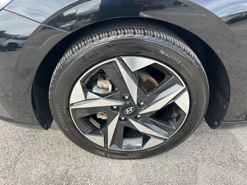Used 2023 Hyundai Elantra Limited image 17