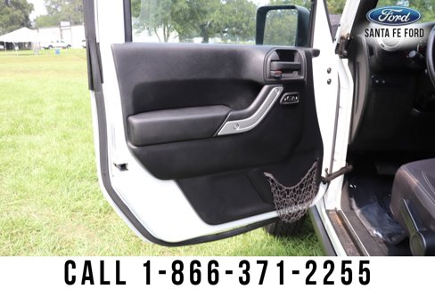 Used 2015 Jeep Wrangler Unlimited Rubicon w/ Connectivity Group image 15