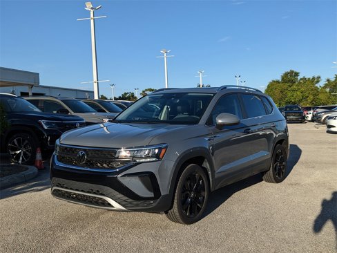 Certified 2023 Volkswagen Taos SE w/ Panoramic Sunroof Package image 3