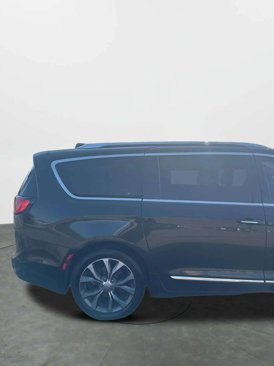 Used 2017 Chrysler Pacifica Limited image 8