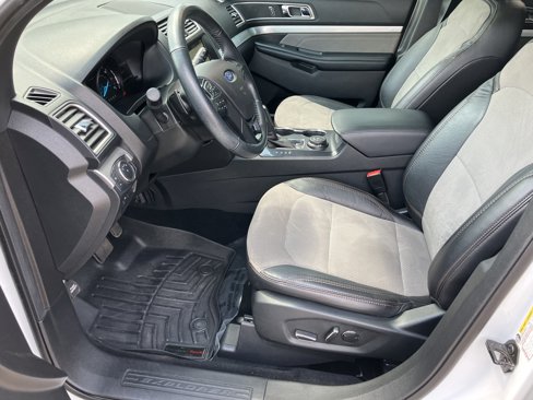 Used 2017 Ford Explorer XLT w/ Equipment Group 202A image 13