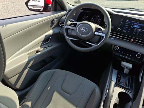 Used 2022 Hyundai Elantra SEL image 15