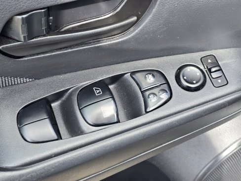 Used 2019 Nissan Kicks S image 19