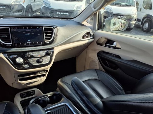 Certified 2021 Chrysler Pacifica Touring-L image 17