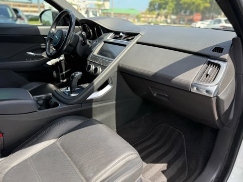 Used 2018 Jaguar E-PACE SE image 19
