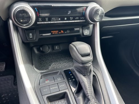 Used 2020 Toyota RAV4 XLE image 20