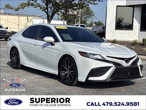 Used 2022 Toyota Camry SE image 1