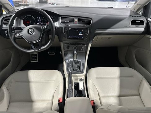 Used 2017 Volkswagen Golf SE image 21