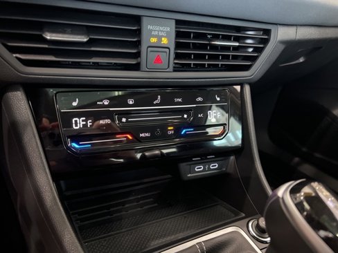 Used 2025 Volkswagen Jetta SE image 31